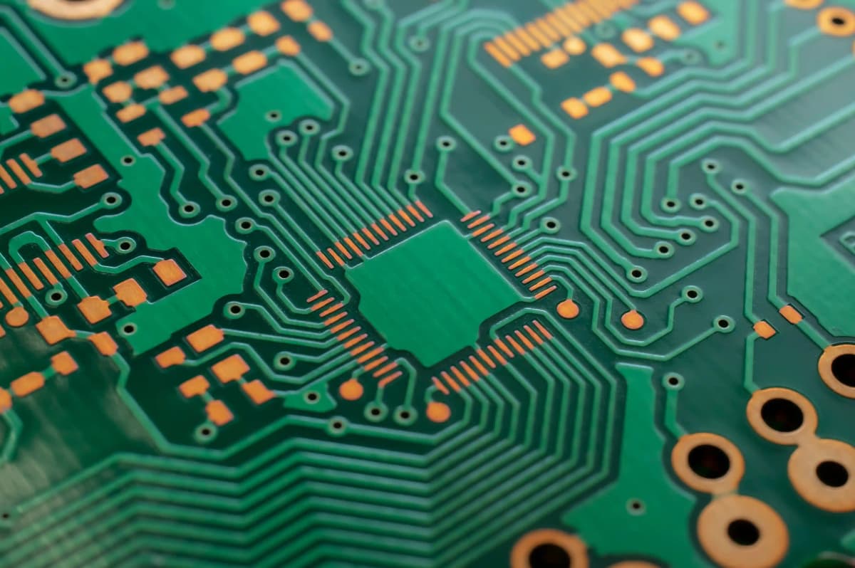 Circuit imprimé inspecté pendant une vérification de fichiers Gerber PCB