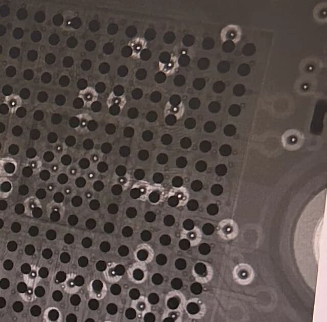 Vue rayons X d'une matrice de billes BGA utilisée pour vérifier les joints cachés